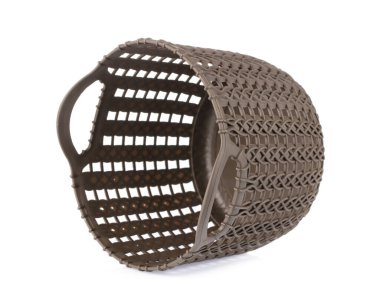 Beyaz arkaplanda izole edilmiş sepet plastiği