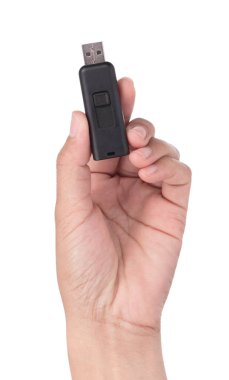 El ele tutuşan USB flaş bellek beyaz bir arkaplanda izole.