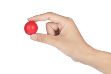 Beyaz arka planda izole edilmiş Tahta Yuvarlak Top ile el.