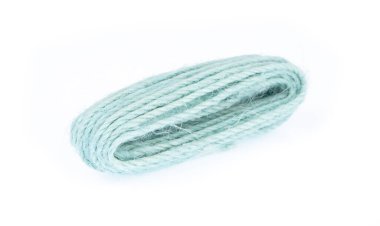 Yeşil yün iplik beyaz arka plan üzerinde izole.