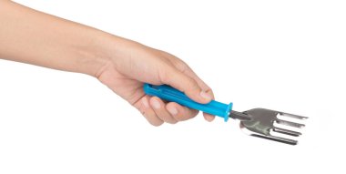 El ele tutuşan bahçe tırmığı beyaz arka planda izole edilmiş