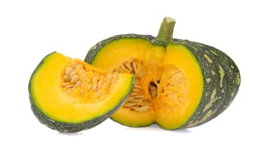  Dilimlenmiş balkabağı beyaz arkaplanda izole edilmiş