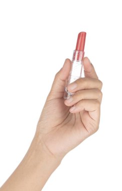 El ele tutuşan kalp dudak parlatıcısı beyaz arkaplanda izole edildi