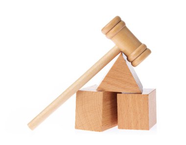 Oyuncak Tahta Geometrik Şekil ve Çekiç Beyaz Arkaplanda İzole Edildi.