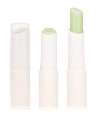 Beyaz arka planda izole edilmiş parlak dudak kremi seti..