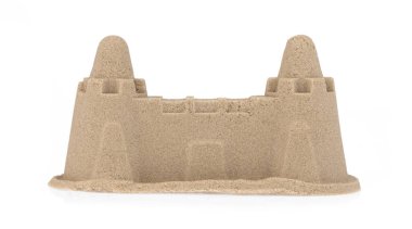 Beyaz arka planda izole edilmiş bir kalenin kumdan heykeli