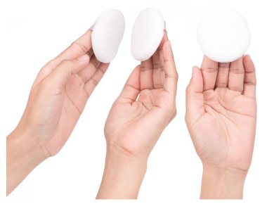 Makyaj için puf pudrası seti beyaz arka planda toz izolasyonu.