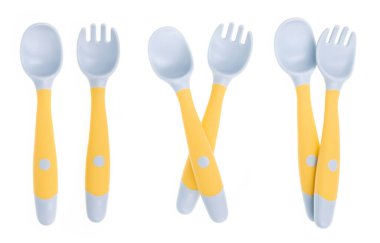 Bükülebilir çocukların Spoon Fork Set 'i eğittiği koleksiyon beyaz arka planda izole edildi.
