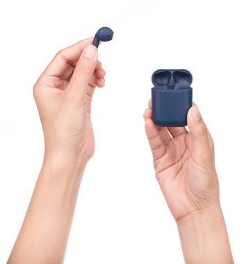 El ele tutuşan mavi kulaklıklar beyaz arka planda izole edilmiş..