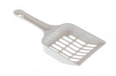 Beyaz arkaplanda plastik leke kepçesi izole edildi.