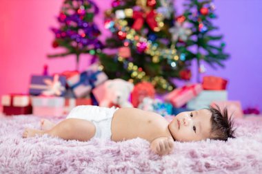 Yeni yılınız kutlu olsun Küçük tatlı bebeğinizle.