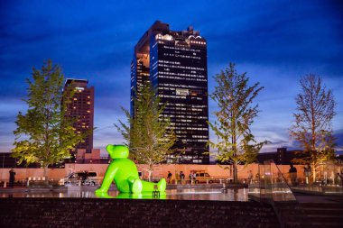 Gece Grand Front Osaka ticari kompleksi.