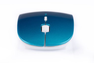 Mavi kablosuz modern bilgisayar faresi beyaz arkaplanda izole edildi