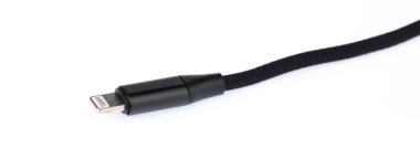Akıllı telefon için siyah USB kablosu beyaz arkaplanda izole edildi.