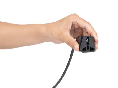 El ele tutuşan UK 3 Pin Eklentisi beyaz arka planda izole edildi