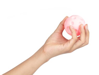 El ele tutuşan Pembe Plastik top oyuncağı beyaz arka planda izole edildi 