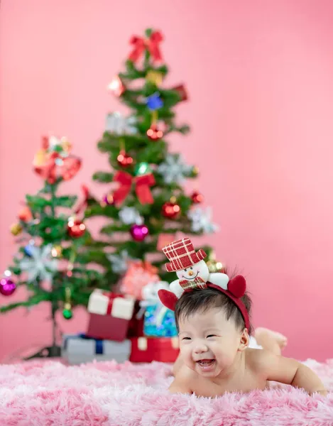 Małe Dziecko Świętuje Święta Święta Noworoczne — Zdjęcie stockowe
