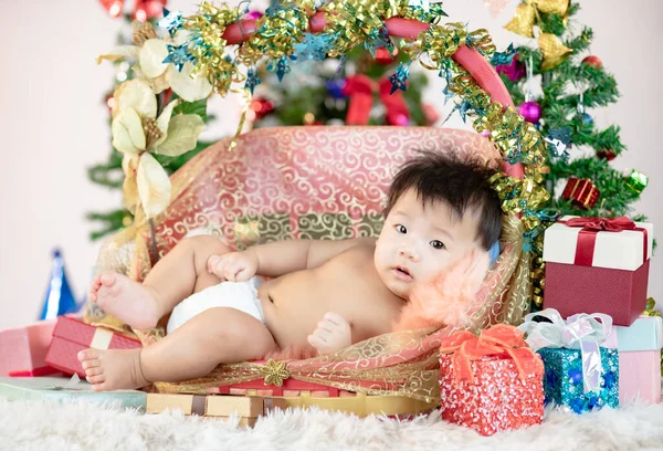 圣诞当天 一篮子可爱的小宝宝带着圣诞礼物 — 图库照片
