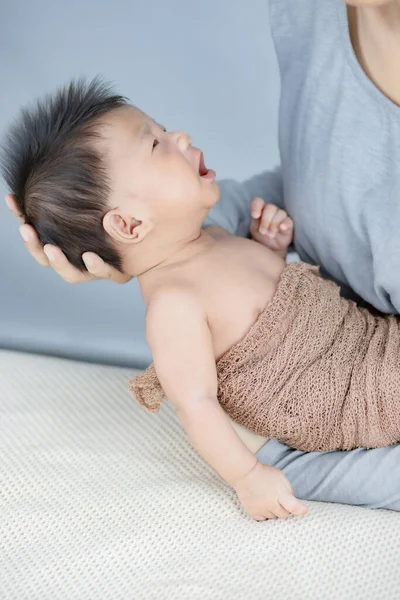 Νεογνό Μωρό Κοιμάται Στα Χέρια Της Μητέρας — Φωτογραφία Αρχείου