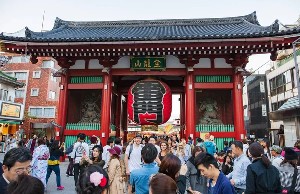 Tokyo, Japonya - 16 Ekim 2016: Senso-ji Tapınağı Asakus 'ta bulunan antik bir Budist tapınağıdır.