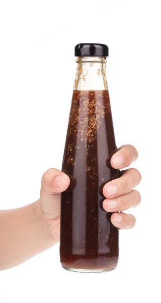 Tangan Memegang Saus Pedas Dalam Botol Kaca Terisolasi Pada Latar — Stok Foto