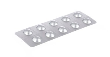 Beyaz arka planda izole edilmiş folyo kabartma paketindeki antipiretik tabletler