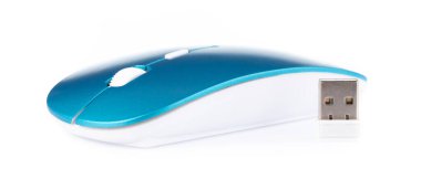 Mavi kablosuz modern bilgisayar faresi beyaz arkaplanda izole edildi