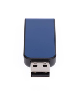 Beyaz arkaplanda mavi USB flaş bellek izole.