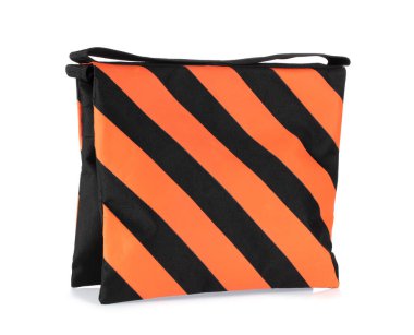 Beyaz arkaplanda izole edilmiş ayakta durmak için Siyah Turuncu Kum Torbası