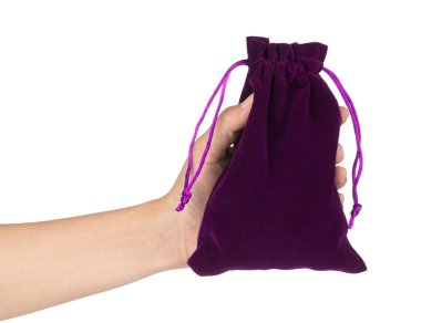 El ele tutuşan mor kadife çanta beyaz arka planda izole