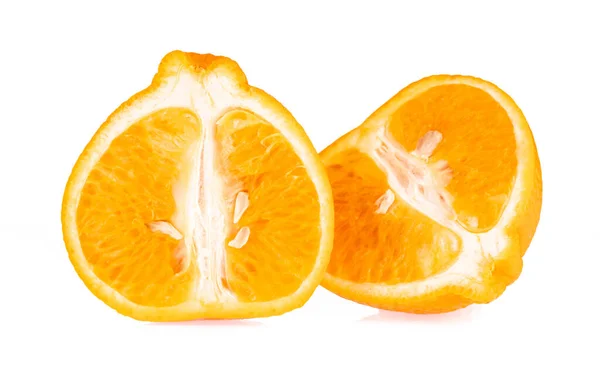 オレンジ色の白い背景で隔離の半分 — Stockfoto