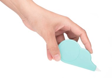 El ele tutuşan düzeltme bandı beyaz arkaplanda izole edildi.