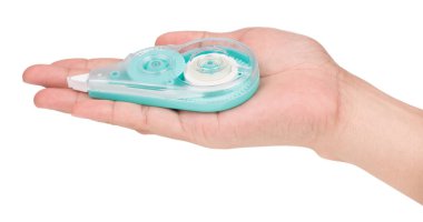 El ele tutuşan düzeltme bandı beyaz arkaplanda izole edildi.