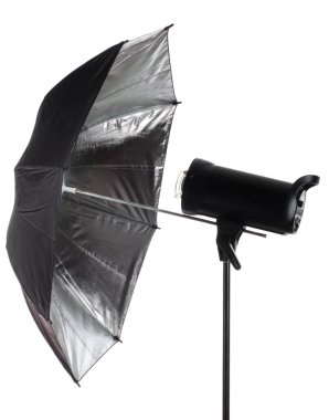 Yansıtıcı Umbrella stüdyo siyah gümüş beyaz arka planda izole