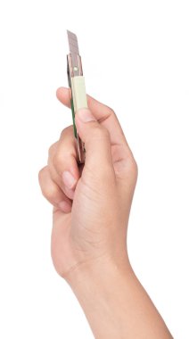 El ele tutuşan Bıçak Kesicisi beyaz arka planda izole edilmiş.