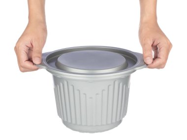 Beyaz arka planda izole edilmiş kasenin gri rengini tutan el..