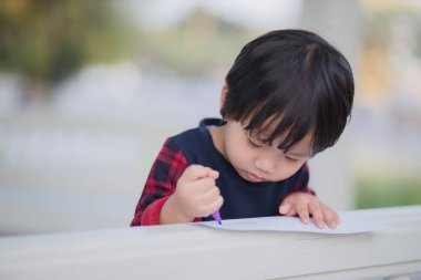 Küçük Çocuk Beyaz Notlar Yazıyor.