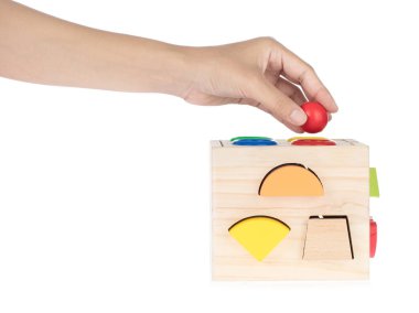 Katlanmış kapaklı ahşap küpün beyaz arkaplana uyacak 12 farklı deliği vardır.