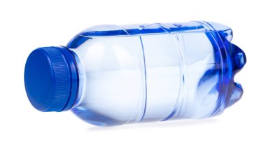 Su şişesi beyaz arka planda izole