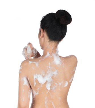 Kadınlar beyaz arka planda izole edilmiş duş jölesiyle duş alıyorlar..