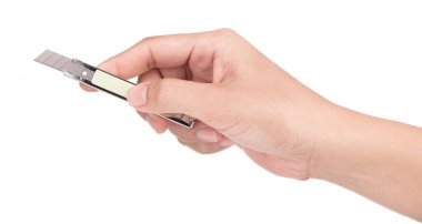 El ele tutuşan Bıçak Kesicisi beyaz arka planda izole edilmiş.