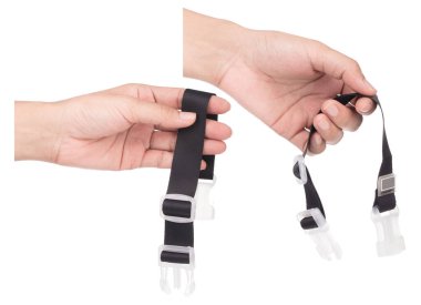 El ele tutuşan bagaj kayışları beyaz arka planda izole edildi