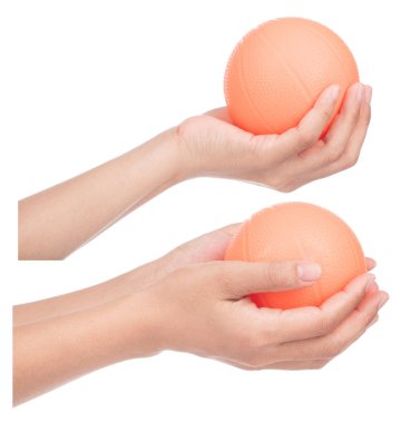 Beyaz arka planda izole edilmiş turuncu kauçuk top tutan el seti