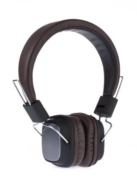 Kulaklıklar beyaz arkaplanda izole edilmiş.