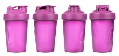 Beyaz arkaplanda izole edilmiş mor cam bardak koleksiyonu.