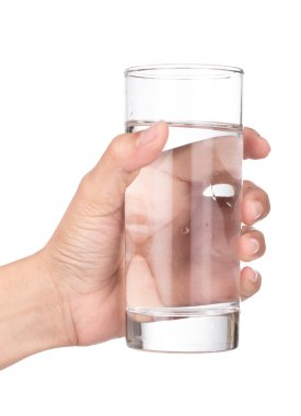 Beyaz arka planda izole edilmiş saf su bardağını tutan el.