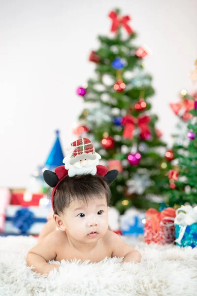 Małe Dziecko Prezentami Świątecznymi — Zdjęcie stockowe