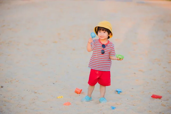 Kleine Jongen Spelen Met Strand Speelgoed Het Zand Zomer — Stockfoto
