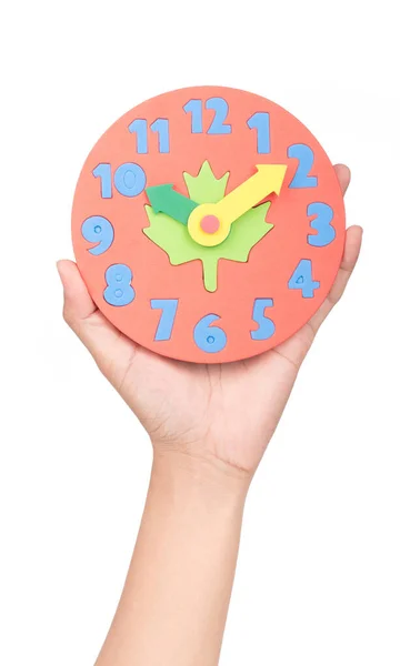 Mão Segurando Relógio Brinquedo Redondo Para Crianças Educacional Isolado Fundo — Fotografia de Stock