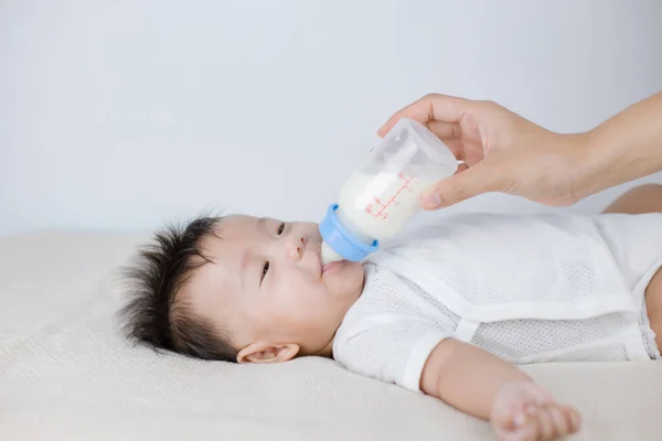 Mother Feeding Baby Milk Bottle — Stock Photo, Image